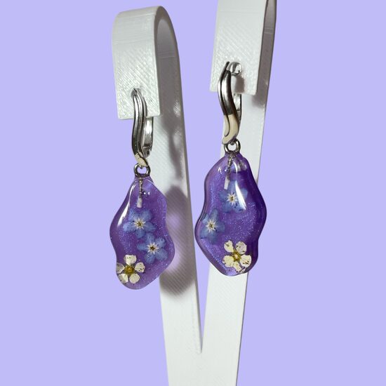 Violeti auskari ar neaizmirstulītēm